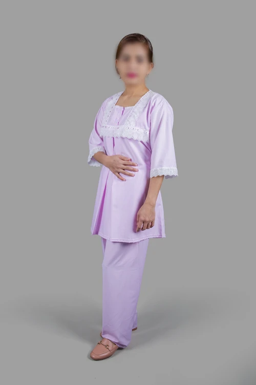 بيجاما نسائي رضاعة 3 قطع لون موف أكمام قصيرة بدانتيل و أزرار على الصدر مع طرحة