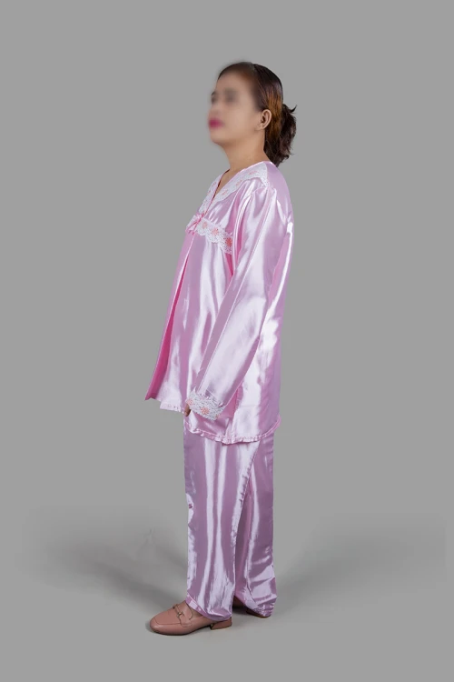 بيجاما نسائي رضاعة قطعتين لون زهري قماش ستان بأطراف دانتيل على الصدر و الأكمام 