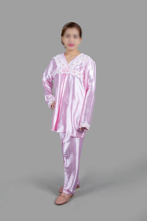 بيجاما نسائي رضاعة قطعتين لون زهري قماش ستان بأطراف دانتيل على الصدر و الأكمام 