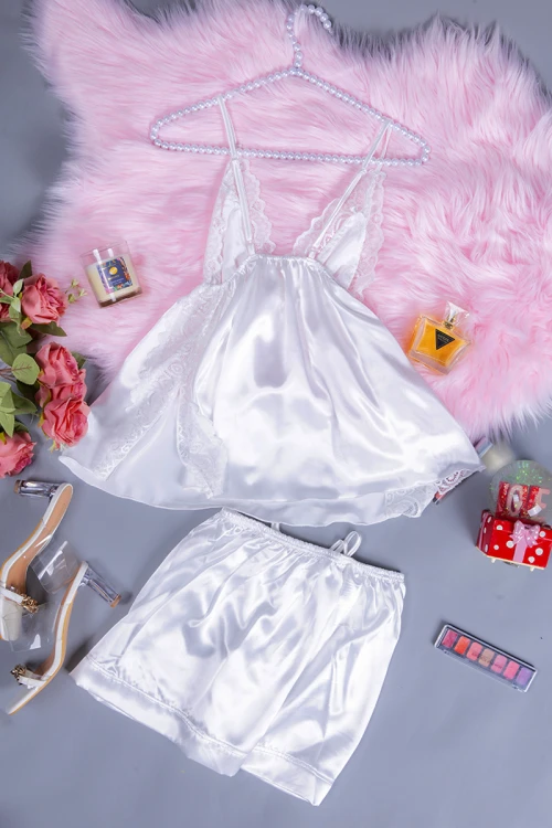 قميص بيجاما لانجري نسائي قطعتين لون سكري قماش ستان مع دانتيل و شورت سادة