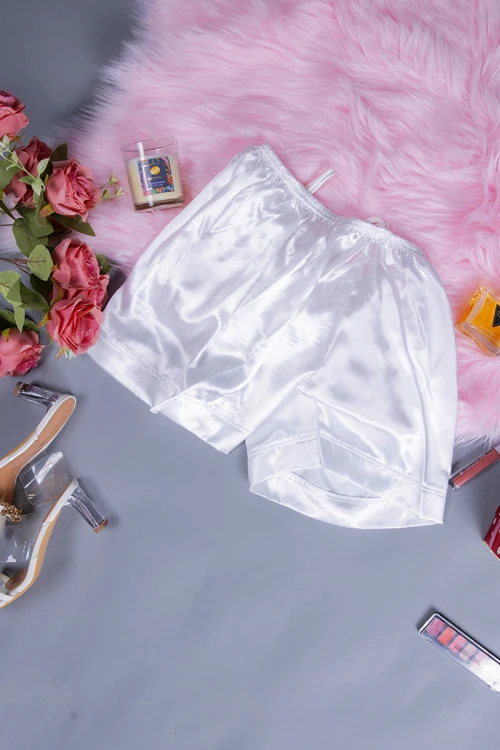 قميص بيجاما لانجري نسائي قطعتين لون سكري قماش ستان مع دانتيل و شورت سادة