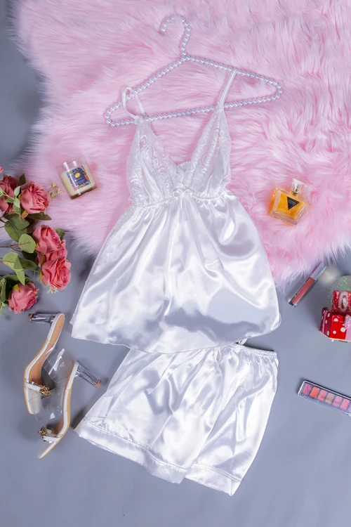 قميص بيجاما لانجري نسائي قطعتين لون سكري قماش ستان مع دانتيل و شورت سادة