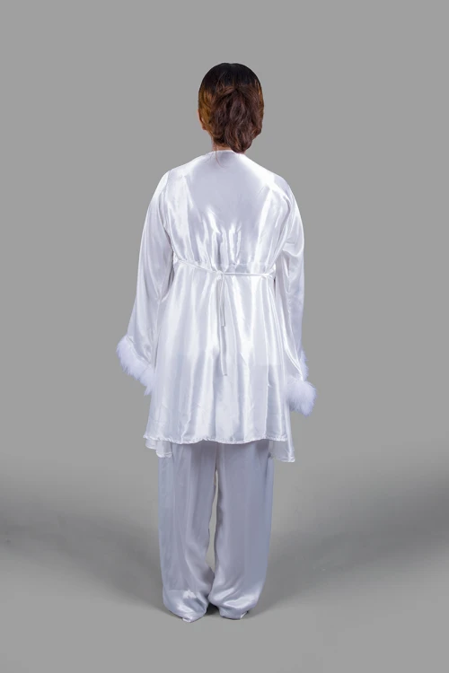 بيجاما لانجري نسائي عروس 3 قطع لون سكري قماش ستان قميص مع بنطلون سادة و قطعة خارجية مزين بالريش