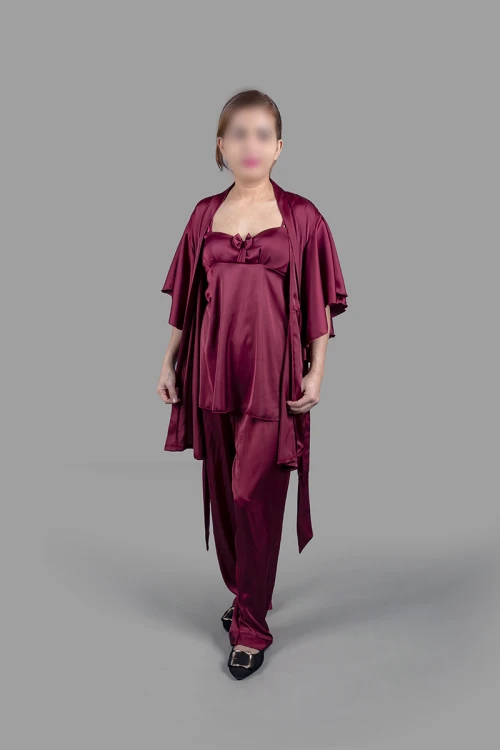 قميص بيجاما لانجري نسائي 3 قطع لون عودي قماش ستان أرميني بفيونكة من الأمام ورباط على الخصر 