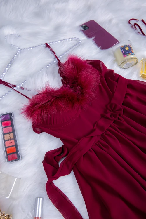 قميص لانجري نسائي قطعتين لون عودي قماش ستان وريش من الصدر 