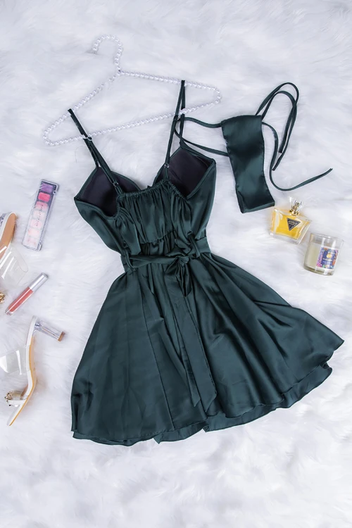 قميص لانجري نسائي قصير قطعتين لون زيتي قماش حرير بفيونكة من الأمام ورباط على الخصر 