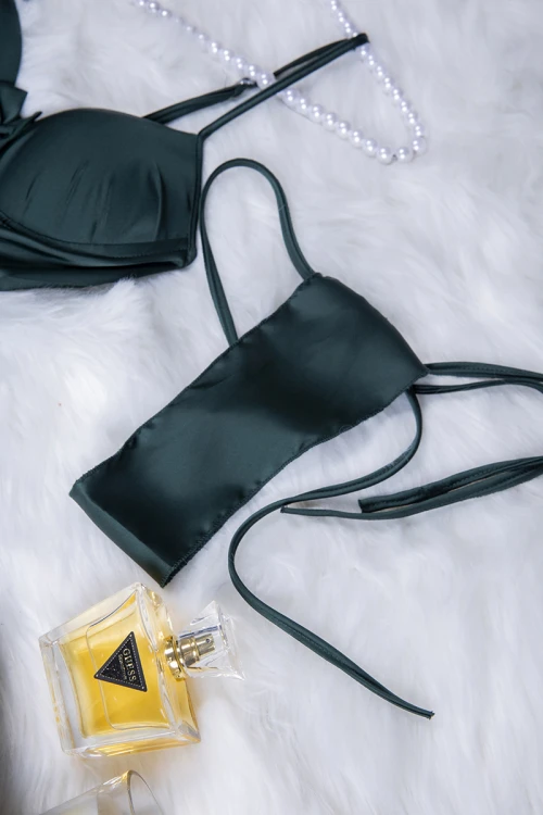 قميص لانجري نسائي قصير قطعتين لون زيتي قماش حرير بفيونكة من الأمام ورباط على الخصر 