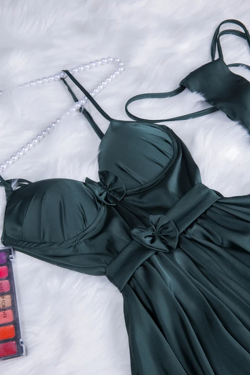 قميص لانجري نسائي قصير قطعتين لون زيتي قماش حرير بفيونكة من الأمام ورباط على الخصر 