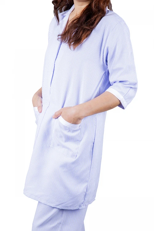 زي عاملة قطعتين قماش مقلم أكمام قصيرة بياقة مفتوحة وسحاب و جيوب من الأمام