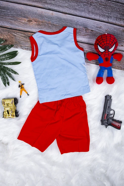 طقم بيجاما ولادي قطعتين علاقي بكتابات من الأمام مع شورت قصير