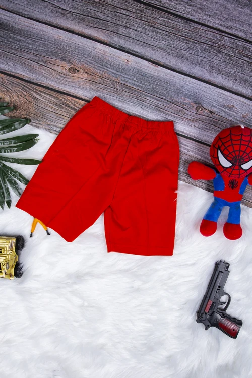 طقم بيجاما ولادي قطعتين علاقي بكتابات من الأمام مع شورت قصير