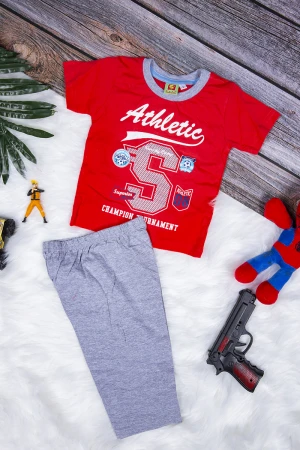 طقم بيجاما ولادي قطعتين تيشرت أكمام قصيرة بكتابات من الأمام مع شورت قصير