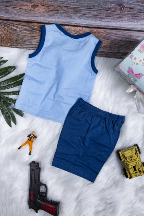 طقم بيجاما ولادي قطعتين تيشرت أكمام قصيرة بكتابات ورسوم من الأمام مع شورت قصير