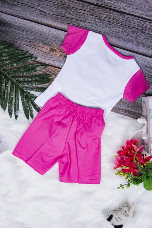 طقم بيجاما بناتي قطعتين تيشرت أكمام قصيرة بكتابات من الأمام مع شورت قصير