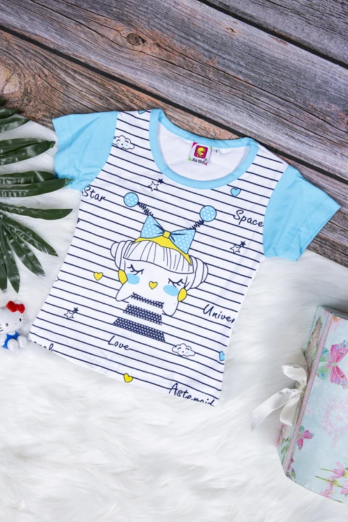 طقم بيجاما بناتي قطعتين تيشرت أكمام قصيرة بكتابات من الأمام مع شورت قصير