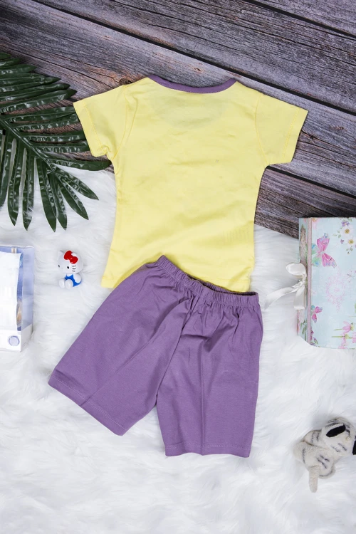 طقم بيجاما بناتي قطعتين تيشرت أكمام قصيرة بكتابات ورسوم  من الأمام مع شورت قصير