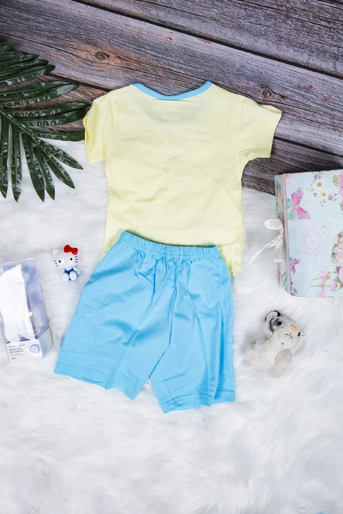 طقم بيجاما بناتي قطعتين تيشرت أكمام قصيرة بكتابات ورسوم  من الأمام مع شورت قصير