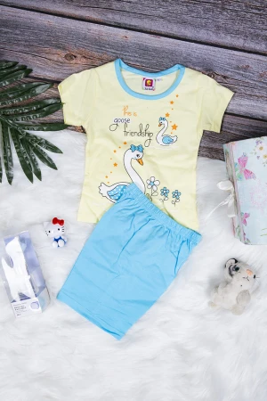 طقم بيجاما بناتي قطعتين تيشرت أكمام قصيرة بكتابات ورسوم من الأمام مع شورت قصير