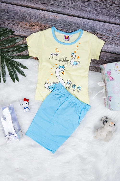 طقم بيجاما بناتي قطعتين تيشرت أكمام قصيرة بكتابات ورسوم  من الأمام مع شورت قصير