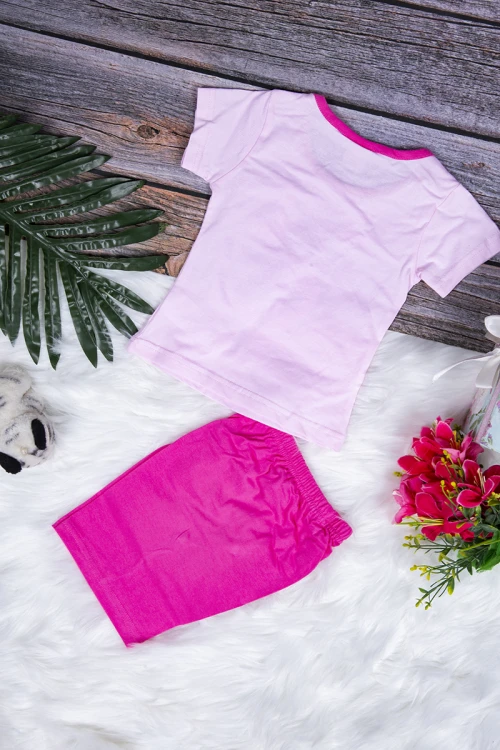 طقم بيجاما بناتي قطعتين تيشرت أكمام قصيرة بكتابات ورسوم  من الأمام مع شورت قصير