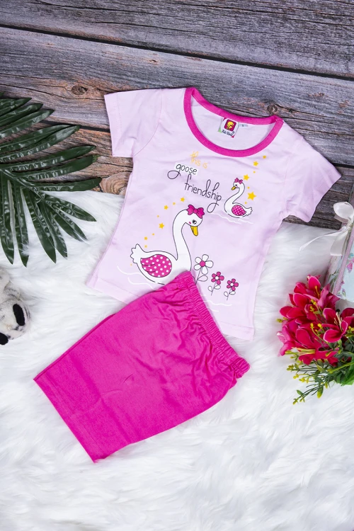 طقم بيجاما بناتي قطعتين تيشرت أكمام قصيرة بكتابات ورسوم  من الأمام مع شورت قصير