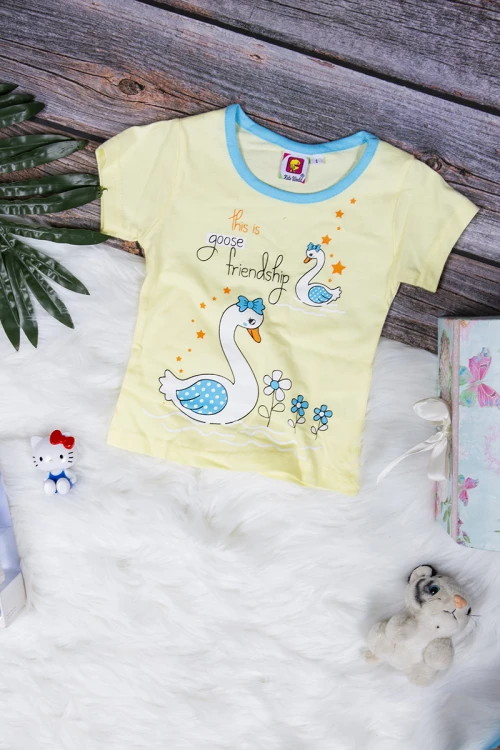 طقم بيجاما بناتي قطعتين تيشرت أكمام قصيرة بكتابات ورسوم  من الأمام مع شورت قصير