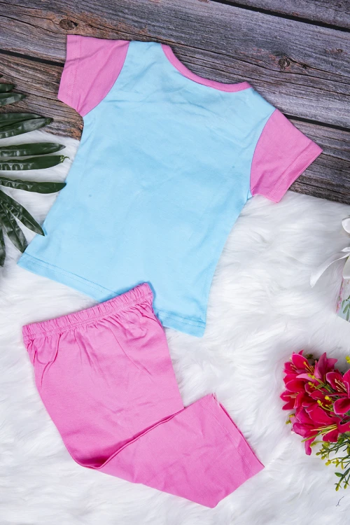 طقم بيجاما بناتي قطعتين تيشرت أكمام قصيرة بكتابات من الأمام مع بنطلون طويل