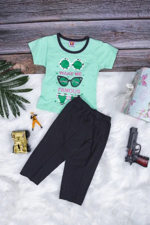 طقم بيجاما بناتي قطعتين تيشرت أكمام قصيرة بكتابات و رسوم  من الأمام مع بنطلون طويل 