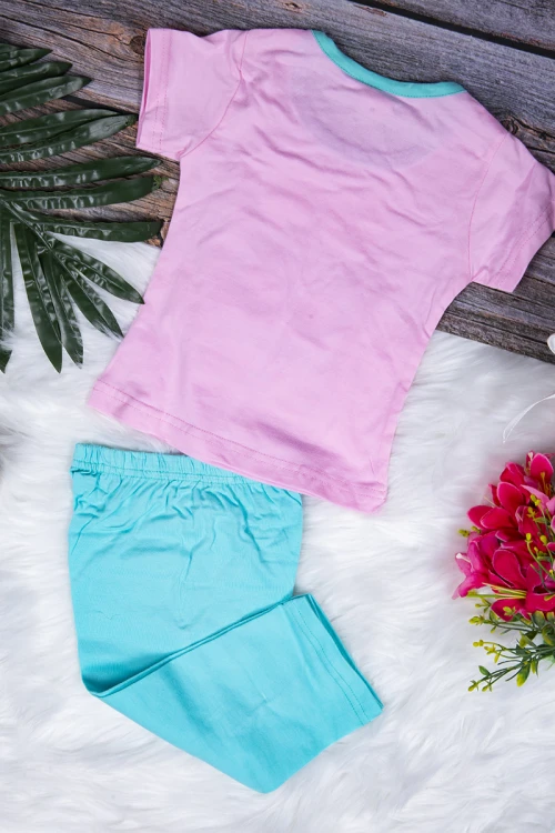 طقم بيجاما بناتي قطعتين تيشرت أكمام قصيرة بكتابات و رسوم  من الأمام مع بنطلون طويل 