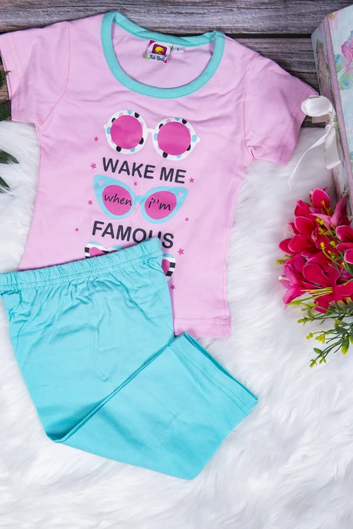 طقم بيجاما بناتي قطعتين تيشرت أكمام قصيرة بكتابات و رسوم  من الأمام مع بنطلون طويل 