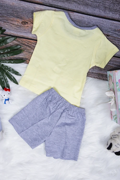 طقم بيجاما بناتي قطعتين تيشرت أكمام قصيرة بكتابات و رسوم من الأمام مع شورت قصير