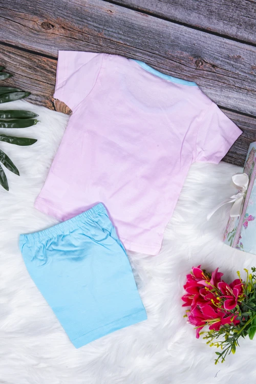 طقم بيجاما بناتي قطعتين تيشرت أكمام قصيرة بكتابات و رسوم من الأمام مع شورت قصير