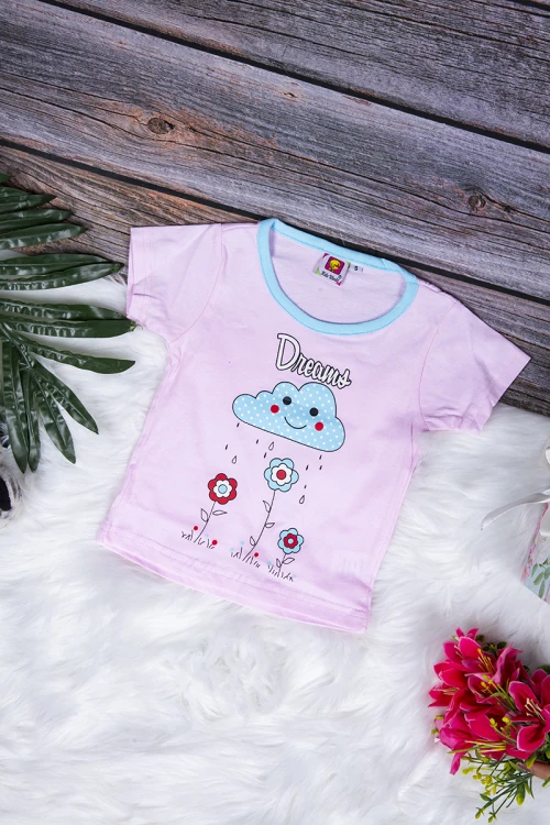 طقم بيجاما بناتي قطعتين تيشرت أكمام قصيرة بكتابات و رسوم من الأمام مع شورت قصير