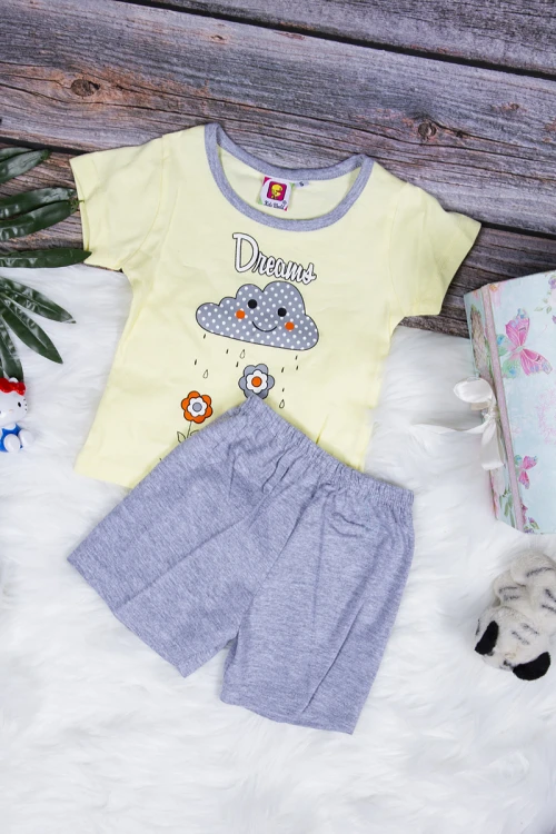 طقم بيجاما بناتي قطعتين تيشرت أكمام قصيرة بكتابات و رسوم من الأمام مع شورت قصير