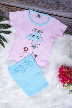 طقم بيجاما بناتي قطعتين تيشرت أكمام قصيرة بكتابات و رسوم من الأمام مع شورت قصير