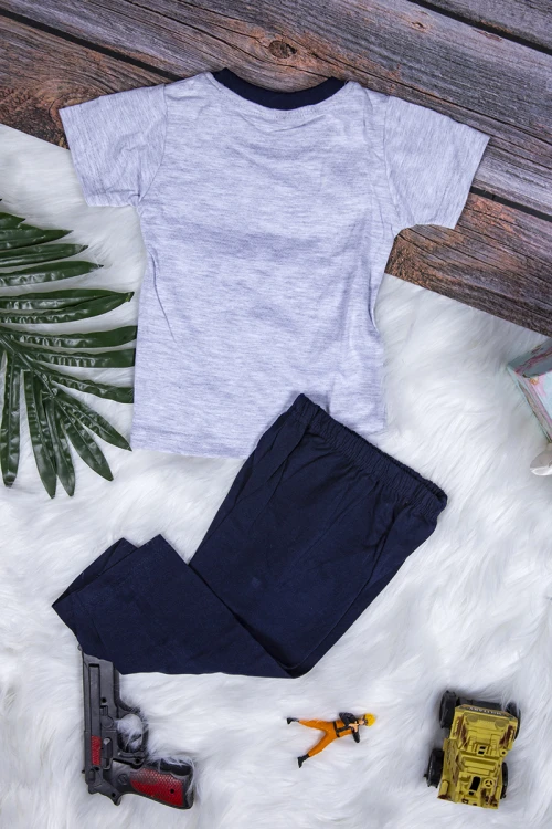 طقم بيجاما ولادي قطعتين تيشرت أكمام قصيرة بكتابات من الأمام مع بنطلون طويل