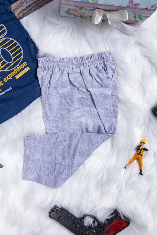 طقم بيجاما ولادي قطعتين تيشرت أكمام قصيرة بكتابات من الأمام مع بنطلون طويل