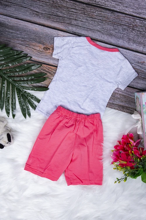 طقم بيجاما بناتي قطعتين تيشرت أكمام قصيرة بكتابات و رسوم من الأمام مع شورت قصير