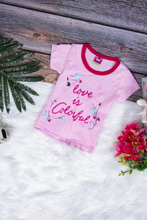 طقم بيجاما بناتي قطعتين تيشرت أكمام قصيرة بكتابات و رسوم من الأمام مع شورت قصير