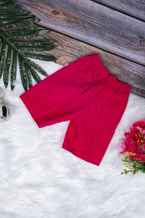 طقم بيجاما بناتي قطعتين تيشرت أكمام قصيرة بكتابات و رسوم من الأمام مع شورت قصير