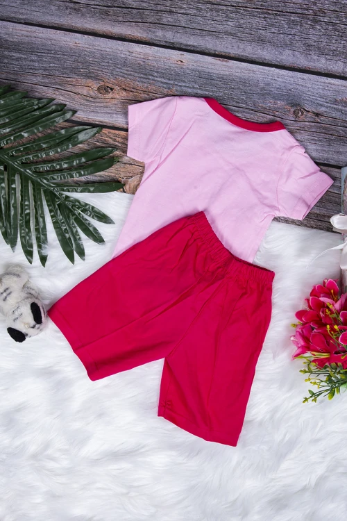 طقم بيجاما بناتي قطعتين تيشرت أكمام قصيرة بكتابات و رسوم من الأمام مع شورت قصير