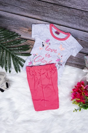 طقم بيجاما بناتي قطعتين تيشرت أكمام قصيرة بكتابات ورسوم  من الأمام مع شورت قصير