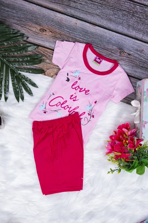 طقم بيجاما بناتي قطعتين تيشرت أكمام قصيرة بكتابات و رسوم من الأمام مع شورت قصير