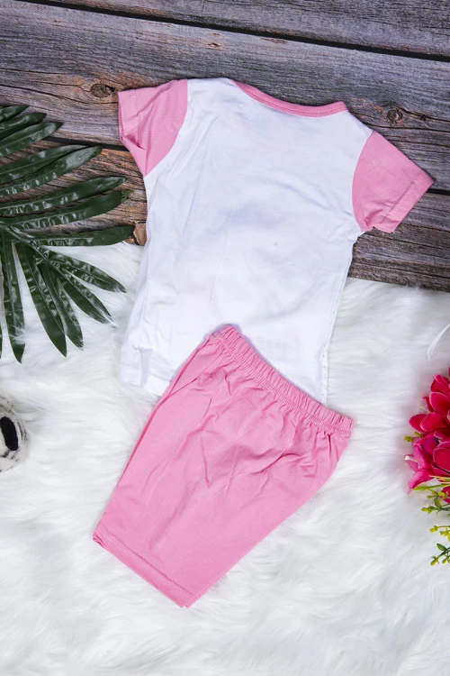 طقم بيجاما بناتي قطعتين تيشرت أكمام قصيرة بكتابات و رسوم من الأمام مع شورت قصير