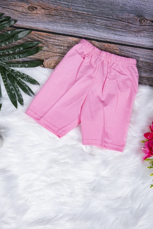 طقم بيجاما بناتي قطعتين تيشرت أكمام قصيرة بكتابات و رسوم من الأمام مع شورت قصير