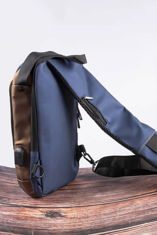 حقيبة ظهر لون بني مع كحلي بجيوب وسحاب من الأمام بقفل مضاد للسرقة مع منفذ شاحن  USB 