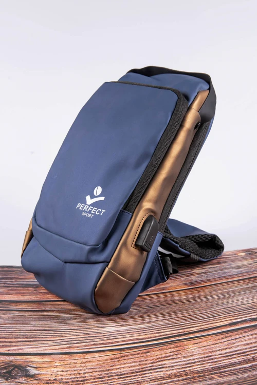 حقيبة ظهر لون بني مع كحلي بجيوب وسحاب من الأمام بقفل مضاد للسرقة مع منفذ شاحن  USB 