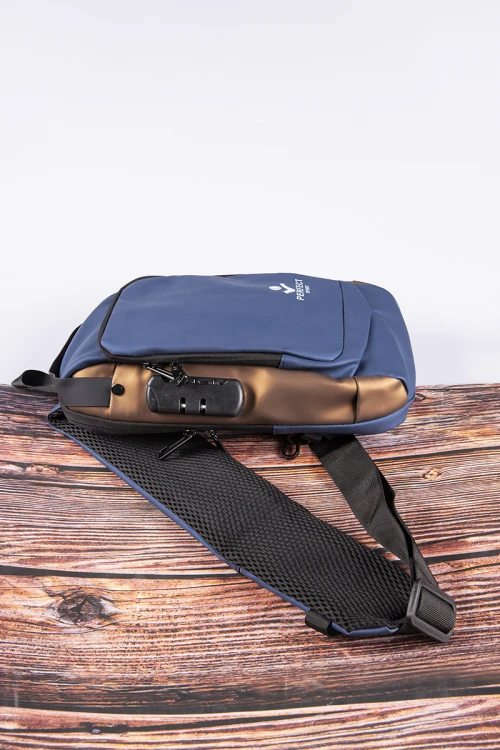 حقيبة ظهر لون بني مع كحلي بجيوب وسحاب من الأمام بقفل مضاد للسرقة مع منفذ شاحن  USB 