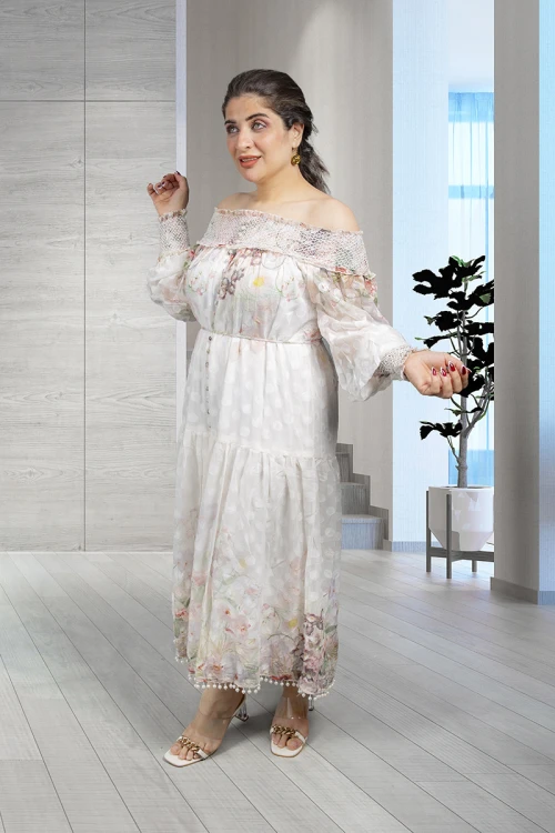 فستان نسائي أنيق قماش مشجر قصير مزين بالؤلؤ من الأسفل و فتحة صدر دائري مطاط  بأزرار من الأمام و أكمام طويلة بمطاط من الأطراف 