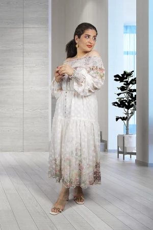 فستان نسائي أنيق قماش مشجر قصير مزين بالؤلؤ من الأسفل و فتحة صدر دائري مطاط  بأزرار من الأمام و أكمام طويلة بمطاط من الأطراف 